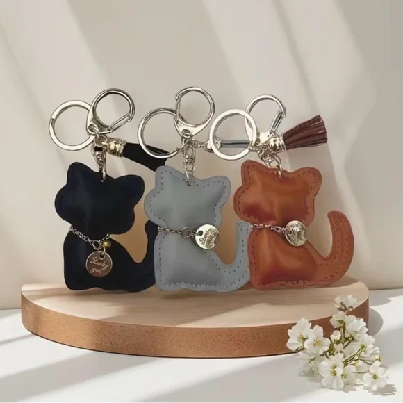 New Cat-Shaped Leather Keychain With Gold Accents - Picture 3 of 4